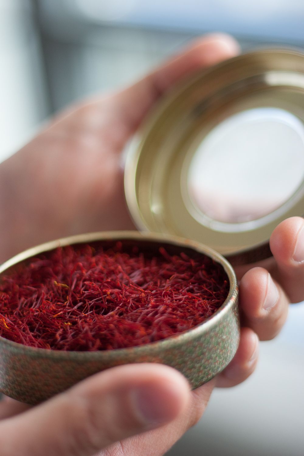 ​ 36 / 5,000 Translation results Translation result A man who opens the lid of a can of saffron